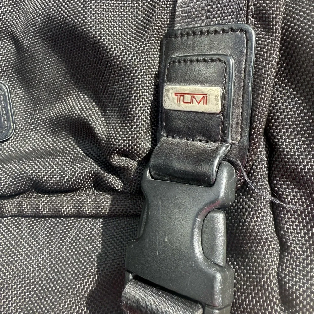 TUMI MESSENGER BAG.